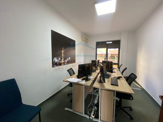 Tirane, jepet me qera zyre Kati 1, 200 m² 1.000 Euro (Pazari i Ri)