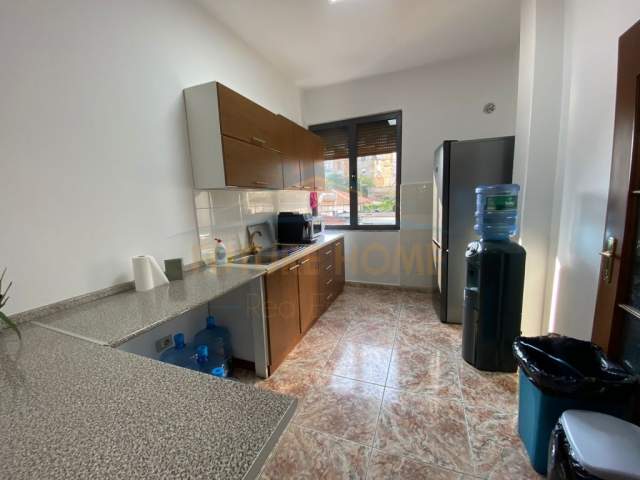 Tirane, jepet me qera zyre Kati 1, 200 m² 1.000 Euro (Pazari i Ri)