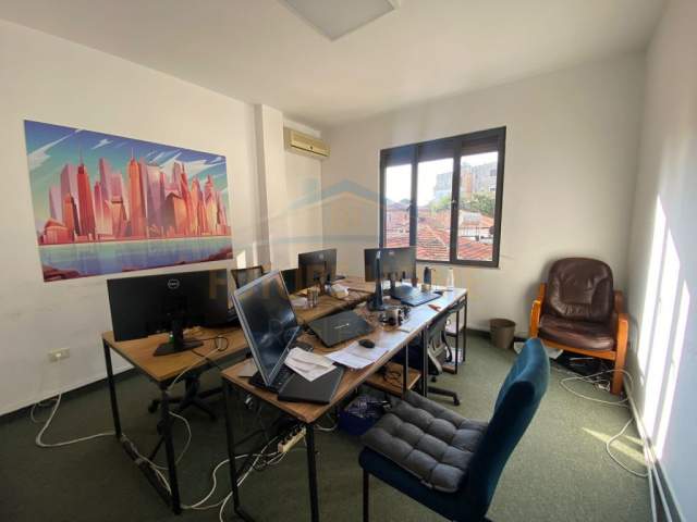 Tirane, jepet me qera zyre Kati 1, 200 m² 1.000 Euro (Pazari i Ri)