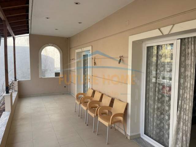 Korce, jepet me qera Vile 2 Katshe Kati 2, 250 m² 240 Euro (Lagjia 16, Korçë.)