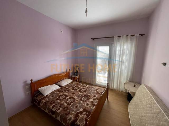 Korce, jepet me qera Vile 2 Katshe Kati 2, 250 m² 240 Euro (Lagjia 16, Korçë.)