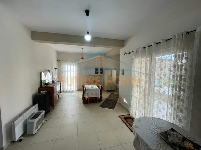 Korce, jepet me qera Vile 2 Katshe Kati 2, 250 m² 240 Euro (Lagjia 16, Korçë.)