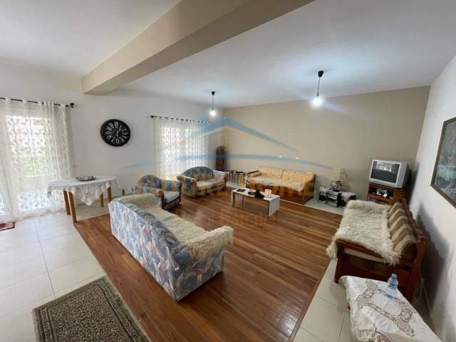 Korce, jepet me qera Vile 2 Katshe Kati 2, 250 m² 240 Euro (Lagjia 16, Korçë.)