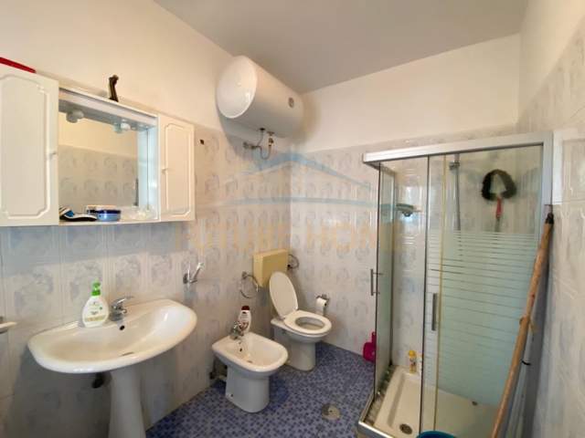 Durres, shitet shtepi 2 Katshe 445 m² 140.000 Euro (Prane shkolles "Hajdar Dus)