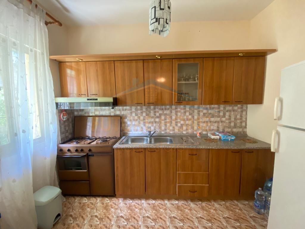 Shitet, Shtepi Private, Prane shkolles "Hajdar Dushi", Durres