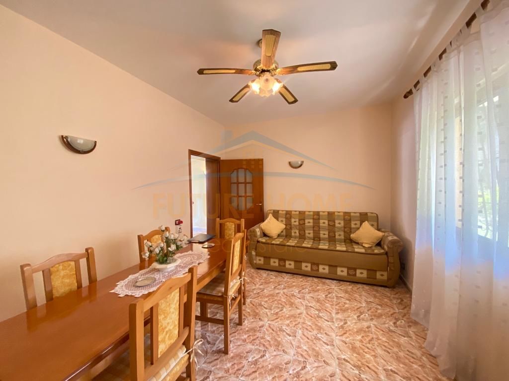 Shitet, Shtepi Private, Prane shkolles "Hajdar Dushi", Durres