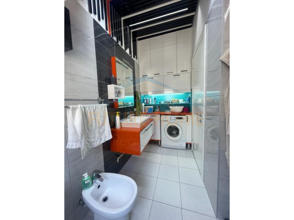 Durres, shitet apartament 2+1+Ballkon Kati 3, 102 m² 237.000 € (Gjiri i Lalezit)