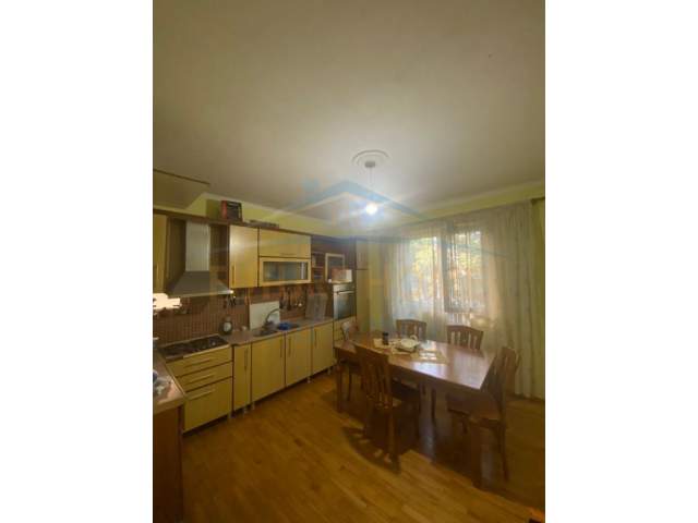 Tirane, jepet me qera Vile 360 m² 800 Euro (qyteti studenti)