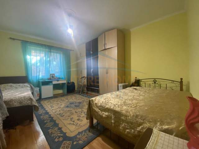 Tirane, jepet me qera Vile 360 m² 800 Euro (qyteti studenti)