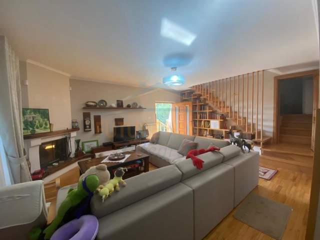 Tirane, jepet me qera Vile 360 m² 800 Euro (qyteti studenti)