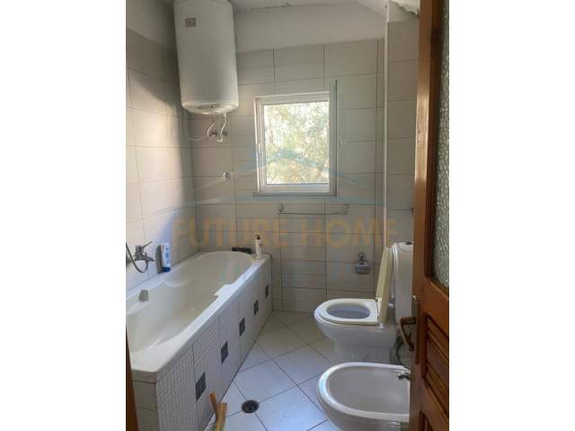 Tirane, jepet me qera Vile 360 m² 800 Euro (qyteti studenti)