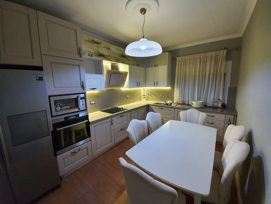 Shitet, Apartament 3+1, Rruga e Bogdanëve, Tiranë - 320000€ | 138 m²