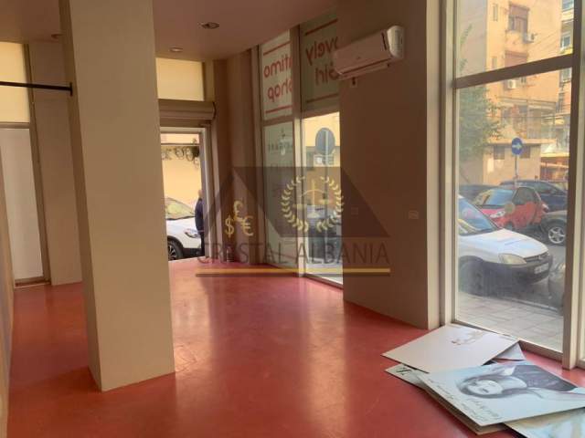 Tirane, jepet me qera zyre 32 m² 450  (Myslym Shyri)