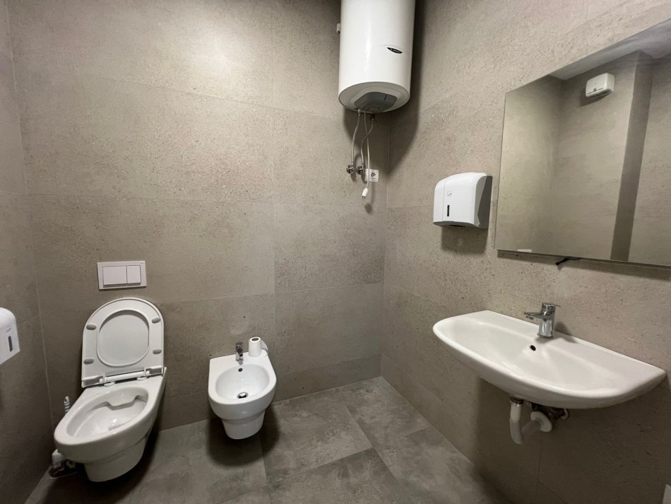 Tirane, jepet me qera ambjent biznesi Kati 1, 107 m² 750 € (ish hipoteka)