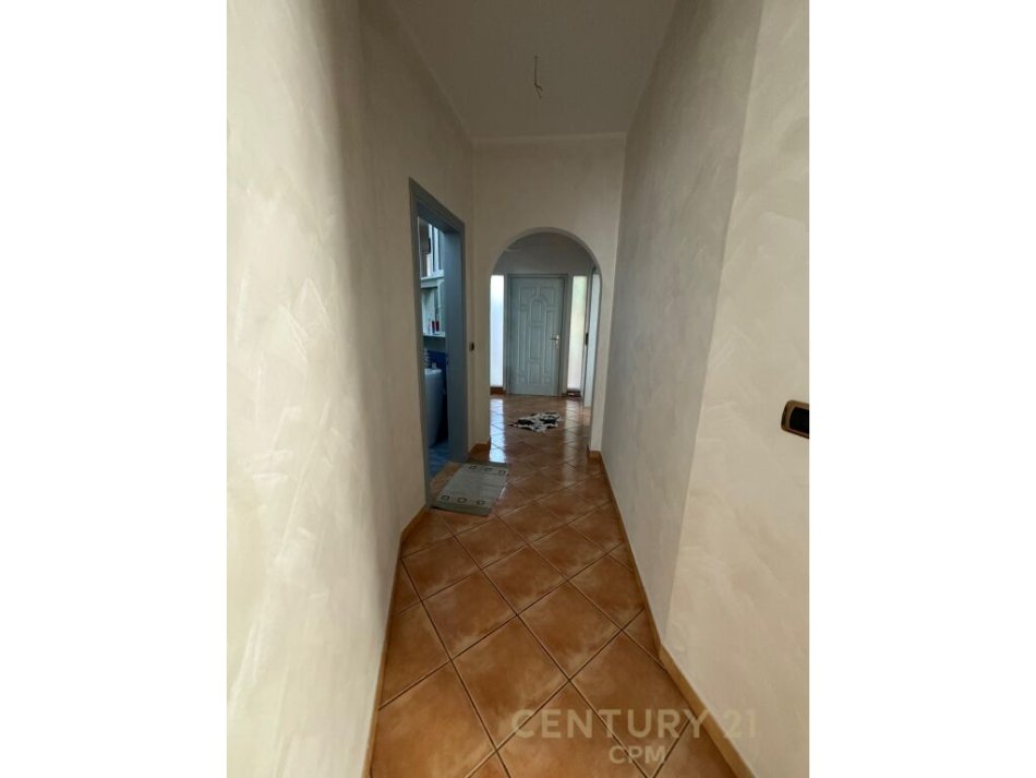 Tirane, jepet me qera shtepi 3+1+Ballkon Kati 2, 120 m² 500 € (Ministria e jashtme)