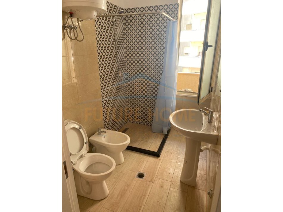 Durres, jepet me qera apartament 2+1+Aneks+Ballkon Kati 2, 107 m² 350 € (Vila Zogut)