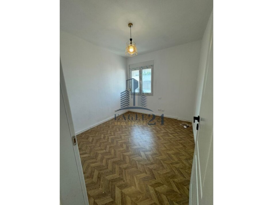 Tirane, shes apartament 2+1+Ballkon Kati 4, 99 m² 180.000 € (kopshti botanik, kodra e diellit)