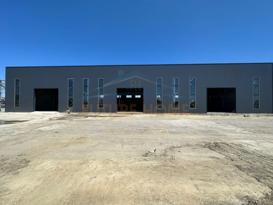 Durres, jepet me qera ambjent biznesi Kati 0, 2.700 m² 6.000 € (Shenavlash, Durres.)