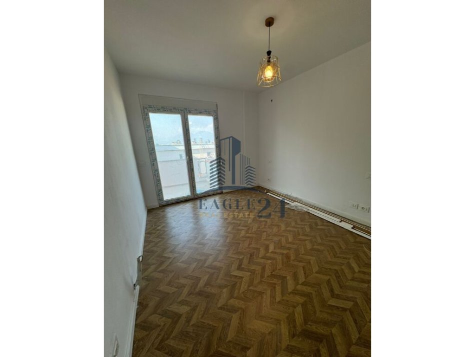 Tirane, shes apartament 2+1+Ballkon Kati 4, 99 m² 180.000 € (kopshti botanik, kodra e diellit)