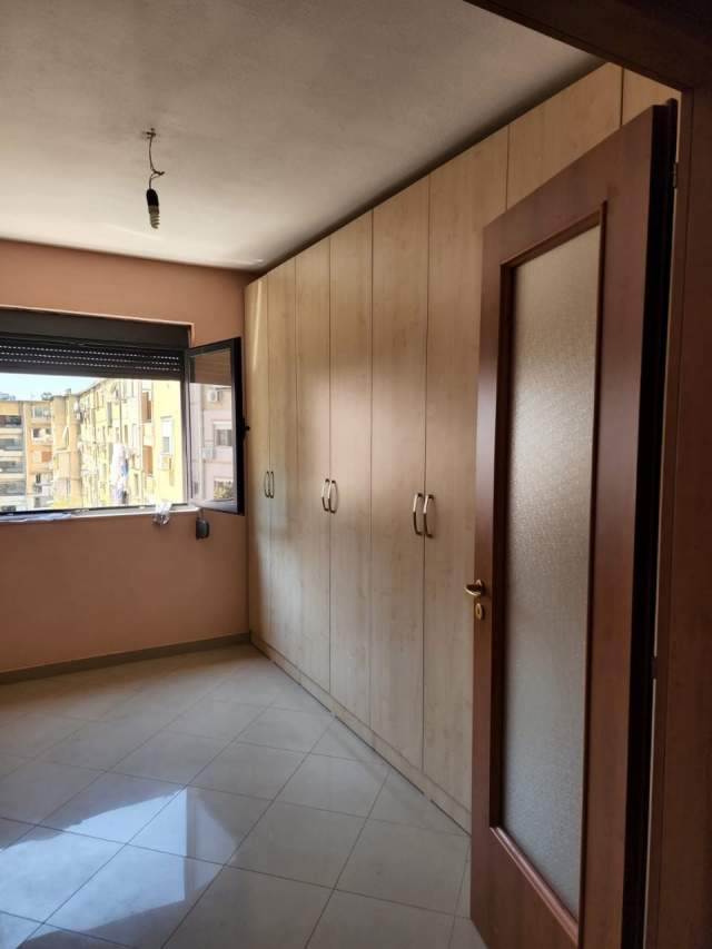 Tirane, jepet me qera apartament 2+1 Kati 4, 80 m² 40.000 Leke tek Globe