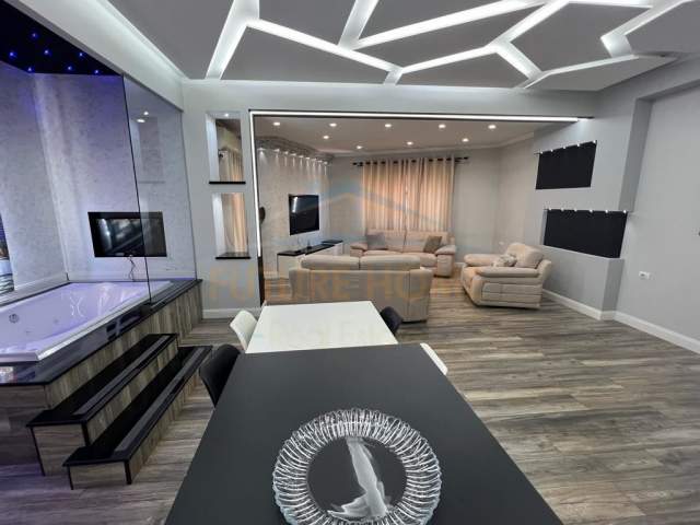 Korce, shitet apartament 2+1+BLK Kati 8, 116 m² 125.000 Euro (Lagjia 7, Korçë)