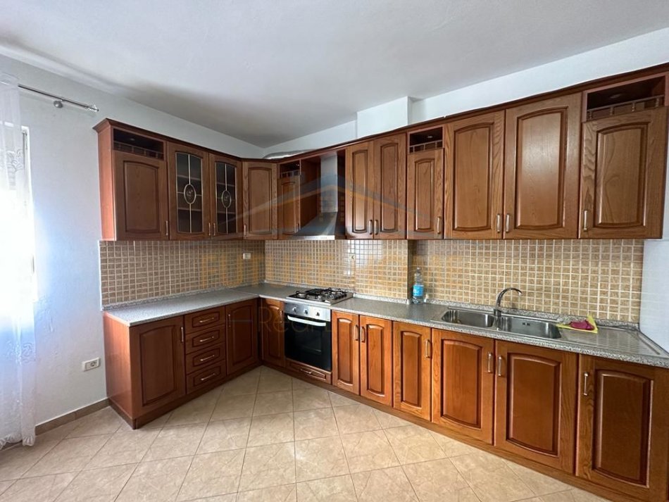 Durres, jepet me qera apartament 2+1 Kati 2, 84 m² 300 € (Plazh Iliria, Durres)