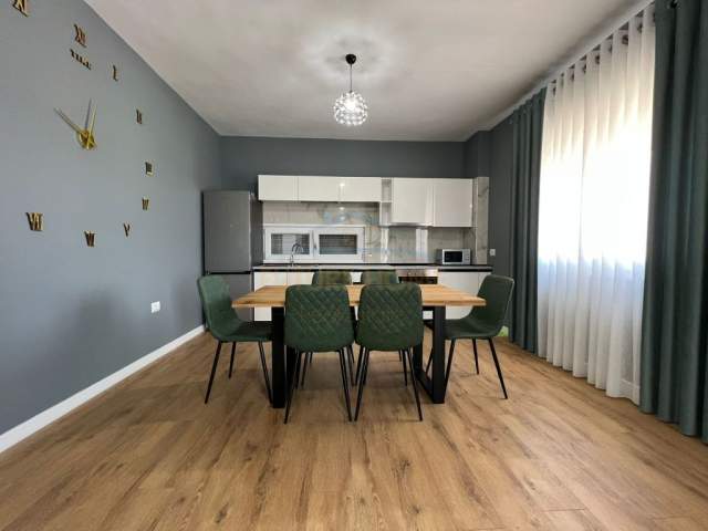 Tirane, jepet me qera apartament Kati 3, 150 m² 800 Euro (Komuna e Parisit)