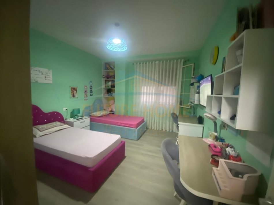 Durres, shitet apartament 2+1 Kati 2, 120 m² 200.000 € (Rruga e Portit , Durres)