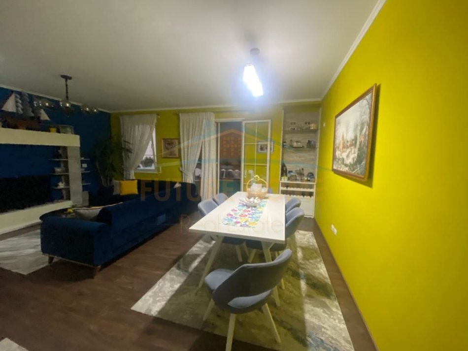 Shitet, Apartament 2+1+2, Te Rruga E Portit, Durrës