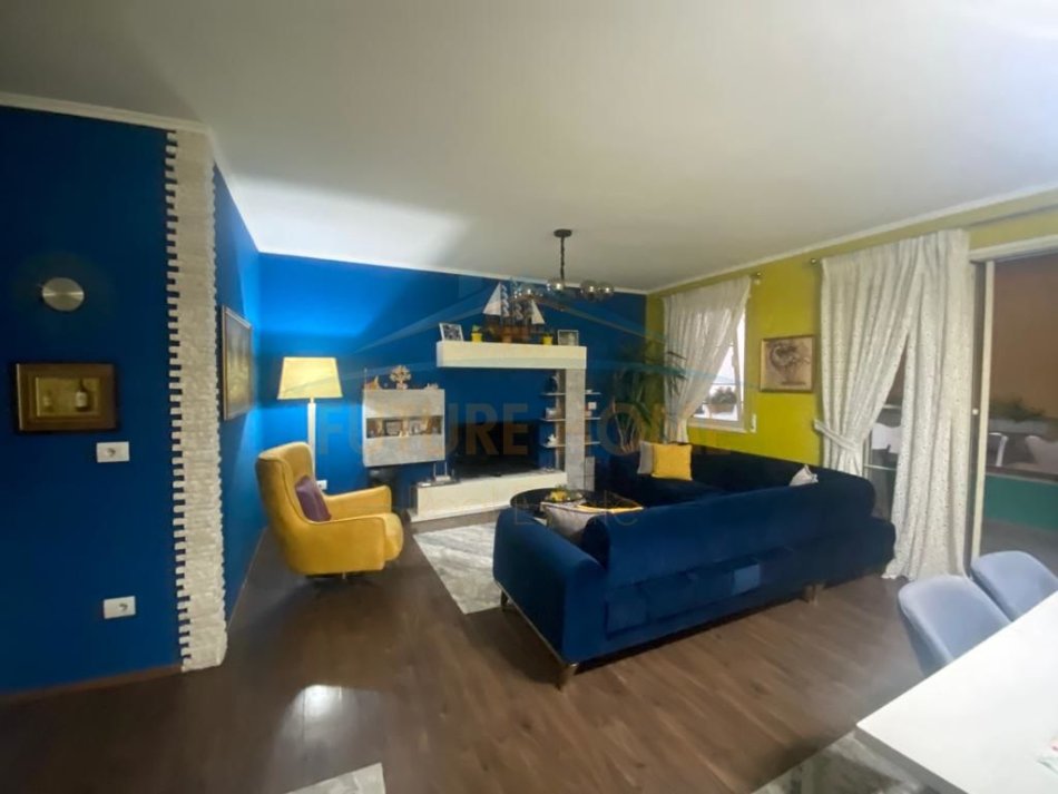 Shitet, Apartament 2+1+2, Te Rruga E Portit, Durrës