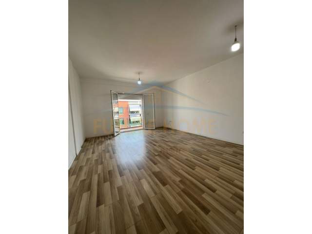 Tirane, jepet me qera apartament Kati 7, 97 m² 400 Euro (UNAZA E RE)
