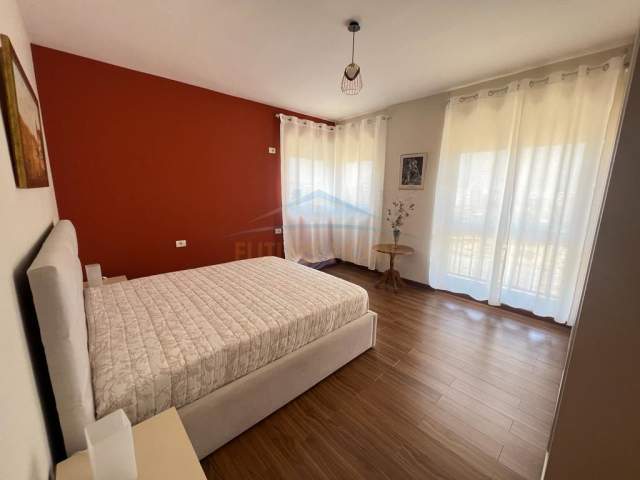 Tirane, jepet me qera apartament 2+1 Kati 7, 112 m² 700 Euro (Parku)