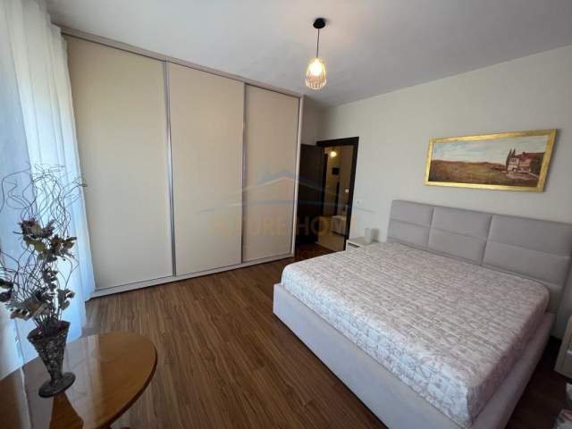 Tirane, jepet me qera apartament 2+1 Kati 7, 112 m² 700 Euro (Parku)