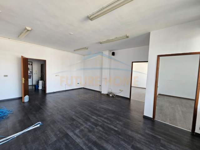 Tirane, jepet me qera ambjent biznesi Kati 6, 200 m² 2.000 Euro (Blloku)