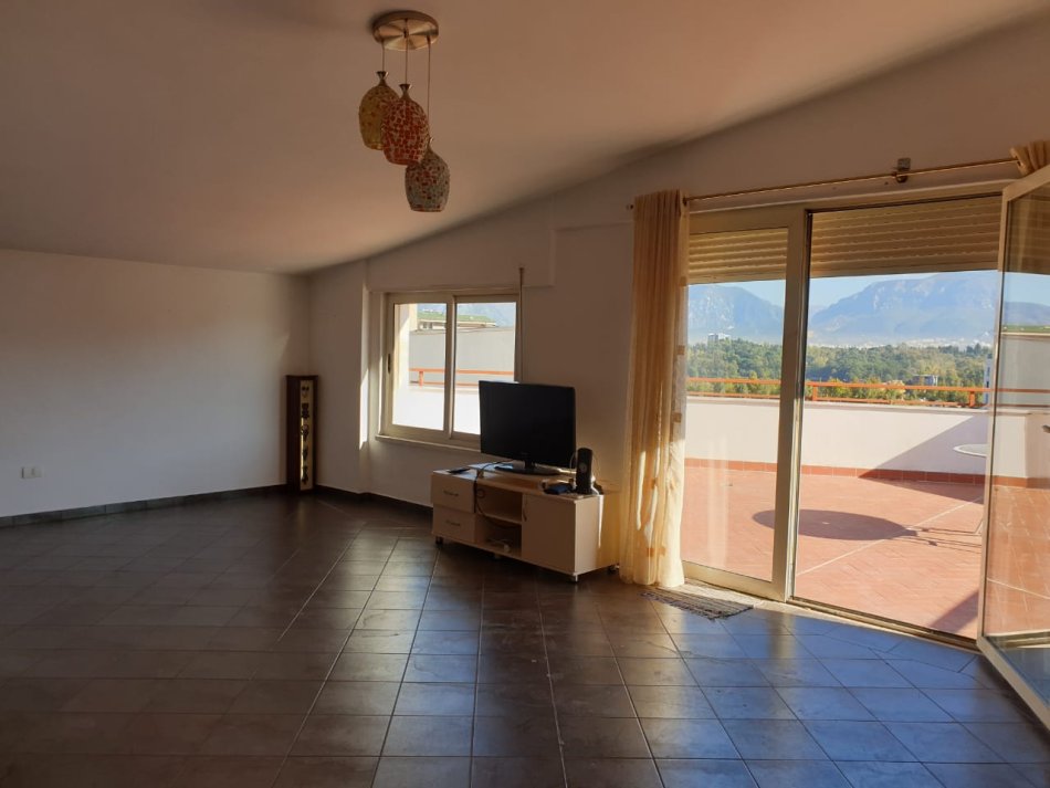 Tirane, jepet me qera apartament 4+1 Kati 5, 210 m² 1.200 € (liqeni i thate)