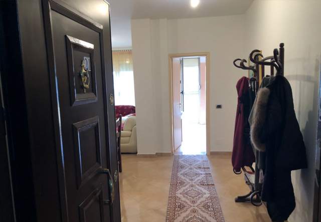 Vlore, jepet me qera apartament 120 m² 300 Euro