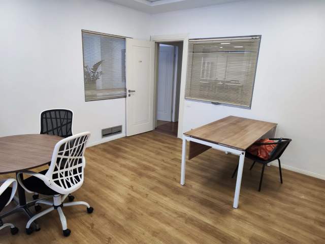 Tirane, jepet me qera apartament Kati 1, 200 m² 3.000 Euro (Rruga e Elbasanit)