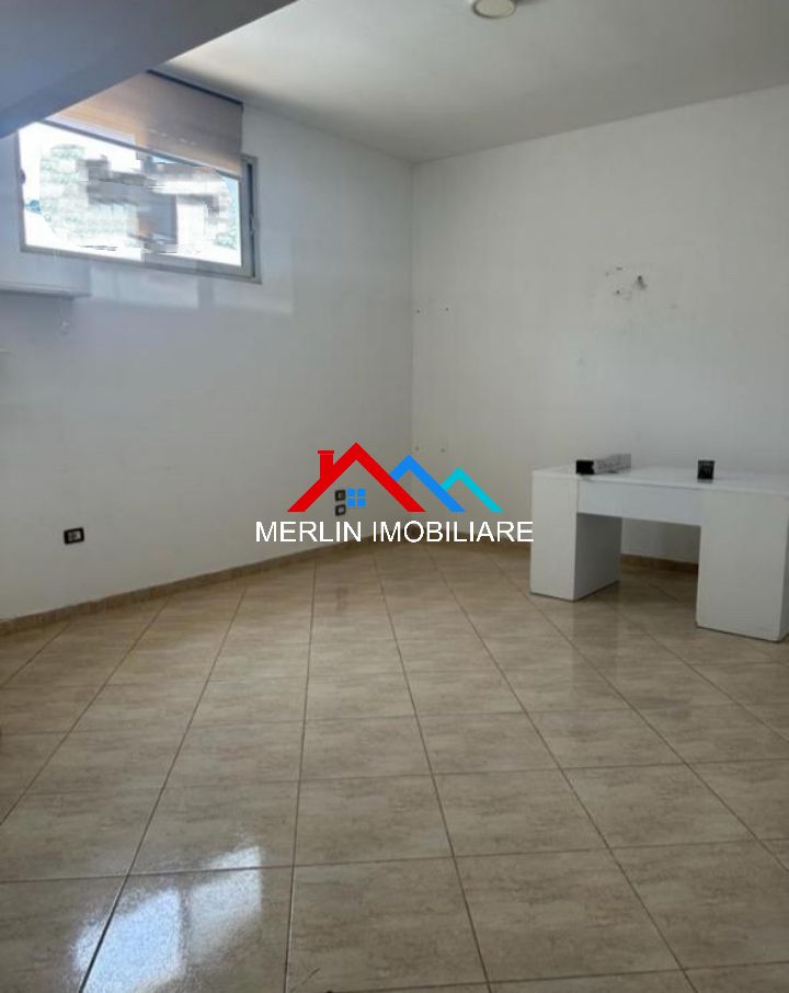 Tirane, jepet me qera ambjent biznesi Kati 0, 50 m² 400 € (Laprake)