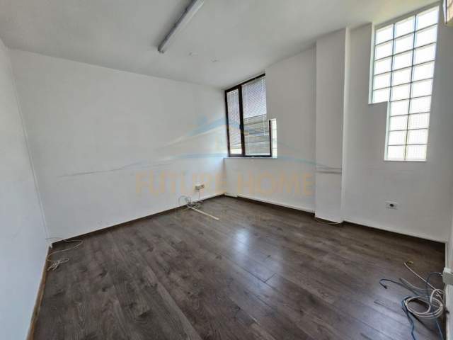 Tirane, jepet me qera ambjent biznesi Kati 6, 200 m² 2.000 Euro (Blloku)