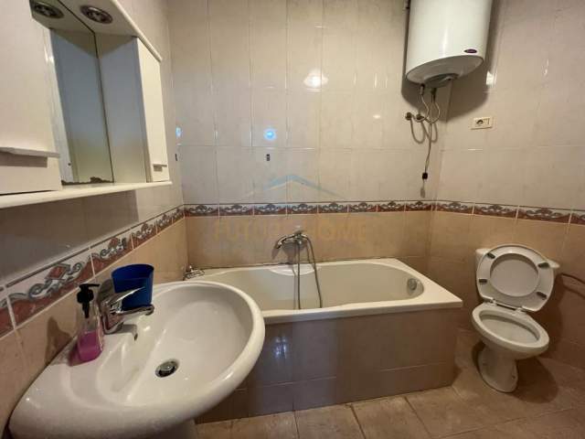 Tirane, jepet me qera apartament Kati 6, 145 m² 450 Euro (Rruga Reshit Petrela.)