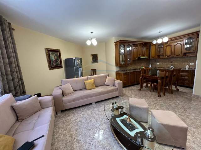 Tirane, jepet me qera apartament Kati 6, 145 m² 450 Euro (Rruga Reshit Petrela.)