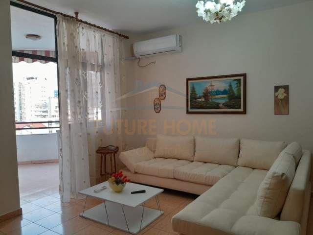 Tirane, jepet me qera apartament Kati 7, 106 m² 750 Euro (Bulevardi Zogu I)