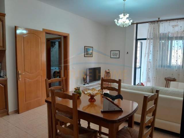 Tirane, jepet me qera apartament Kati 7, 106 m² 750 Euro (Bulevardi Zogu I)