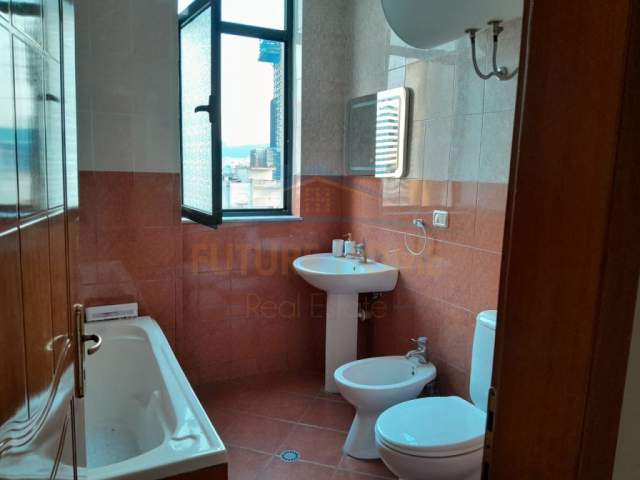 Tirane, jepet me qera apartament Kati 7, 106 m² 750 Euro (Bulevardi Zogu I)