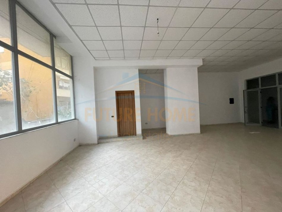 Durres, jepet me qera ambjent biznesi Kati 0, 100 m² 500 € (Vollga, Durres)