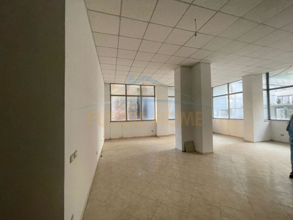 Durres, jepet me qera ambjent biznesi Kati 0, 100 m² 500 € (Vollga, Durres)