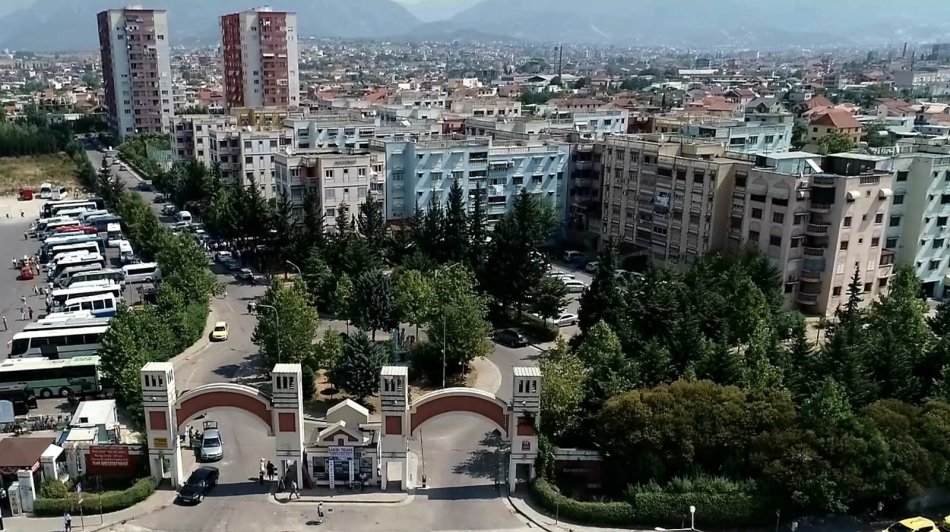 Tirane, jepet me qera apartament 2+1+Aneks+Ballkon Kati 5, 90 m² 400 € (kompleksi malajzian)