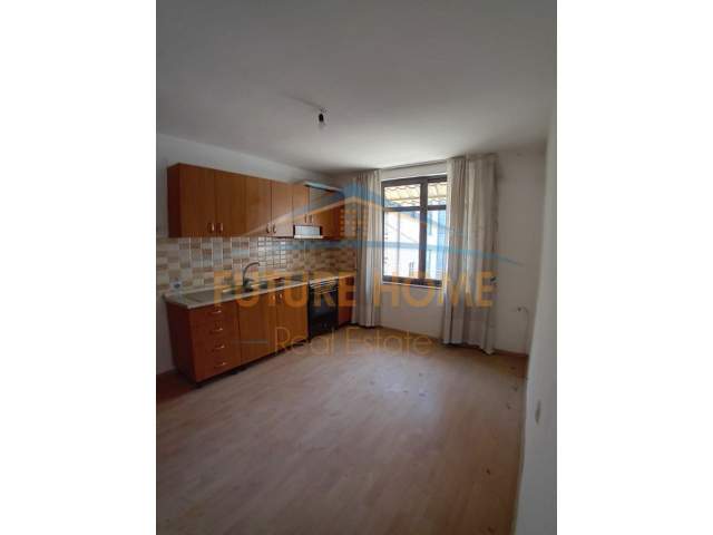 Tirane, jepet me qera apartament Kati 3, 61 m² 500 Euro (Sheshi Wilson)