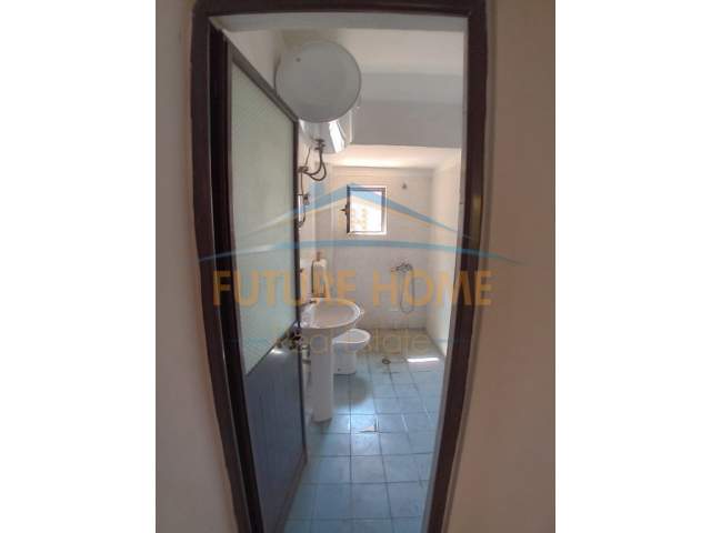 Tirane, jepet me qera apartament Kati 3, 61 m² 500 Euro (Sheshi Wilson)