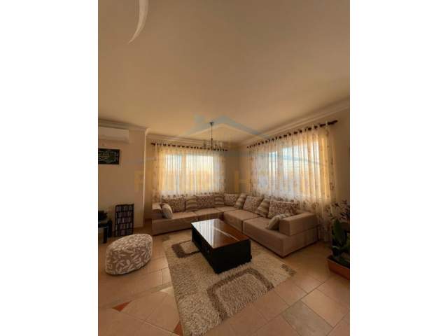Tirane, jepet me qera apartament 4+1 Kati 4, 200 m² 650 Euro (Pjeter Budi)